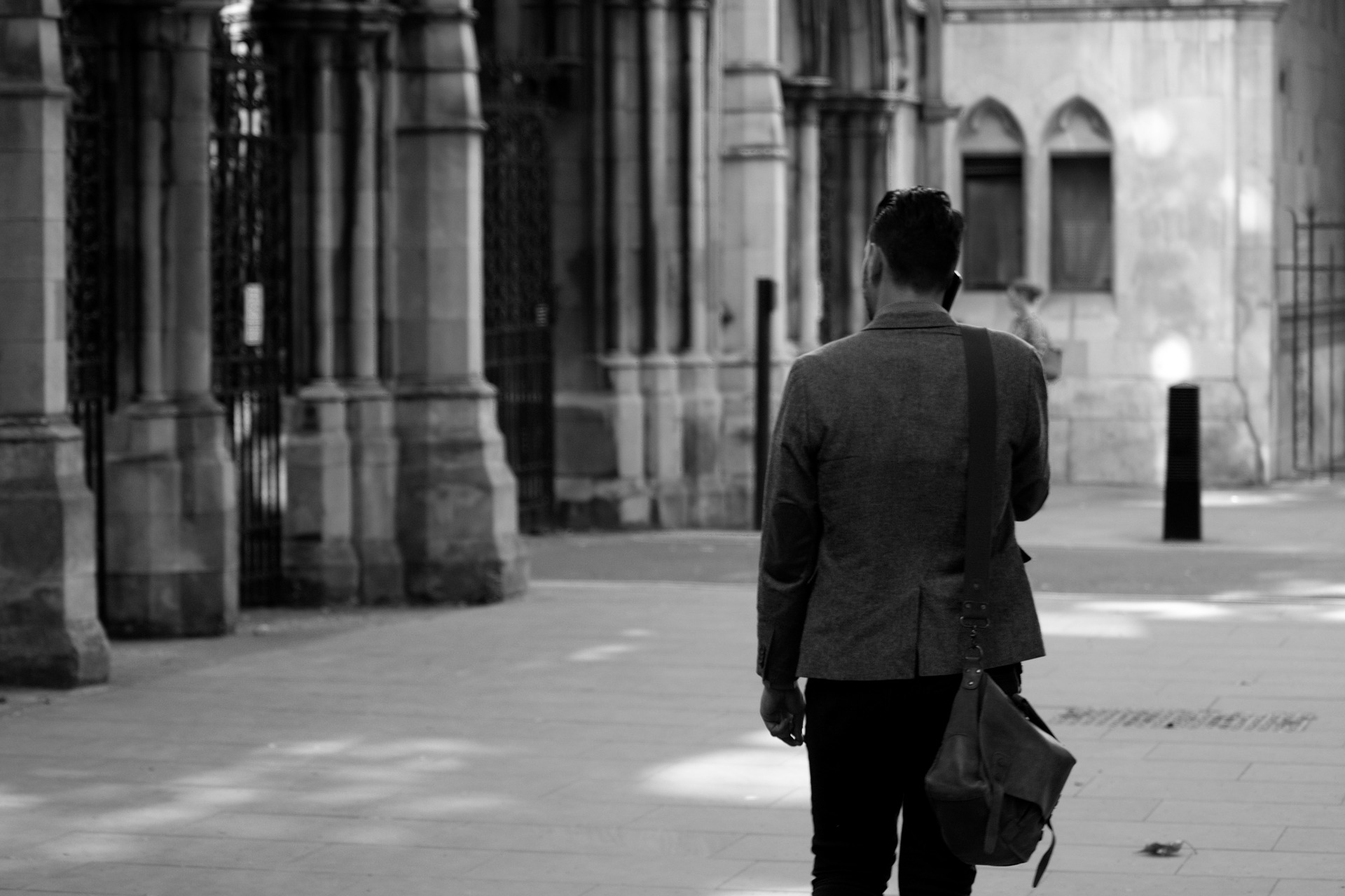 a man walks past the royal courts of justice